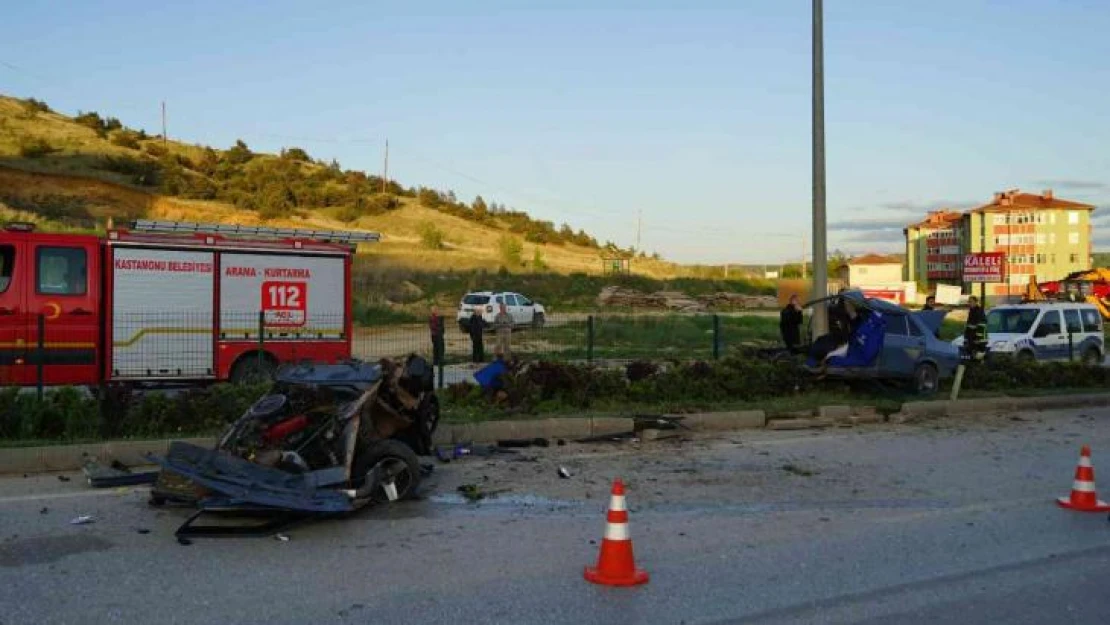 Elektrik direğine çarpan otomobil ikiye bölündü: 1 ölü