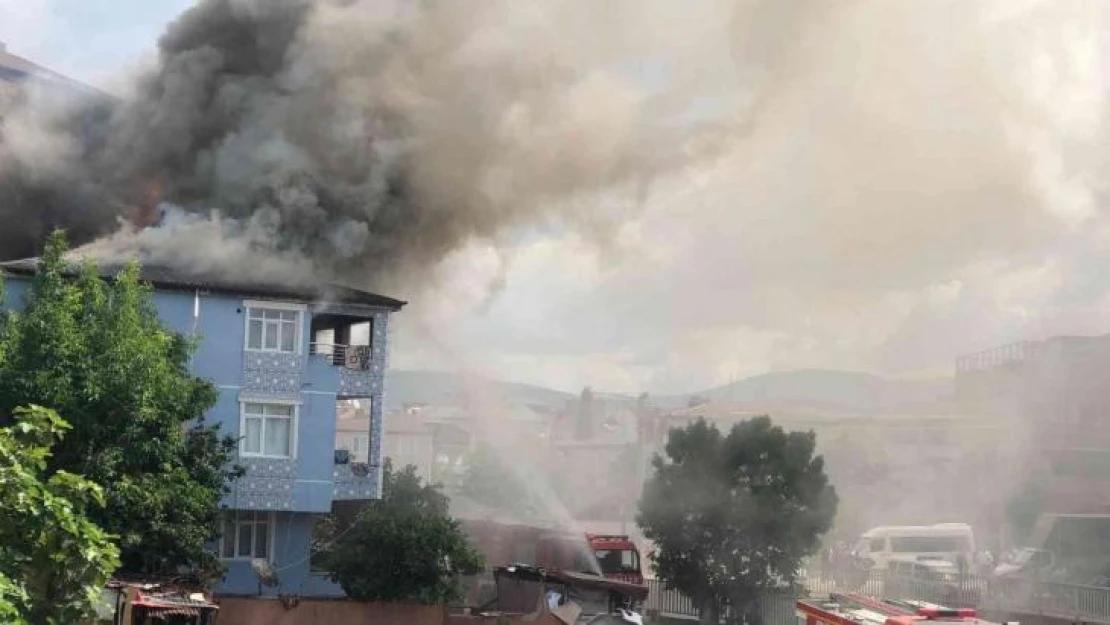 Elektrik tesisatından çıkan yangın binayı sardı, ev sahibi yaralandı