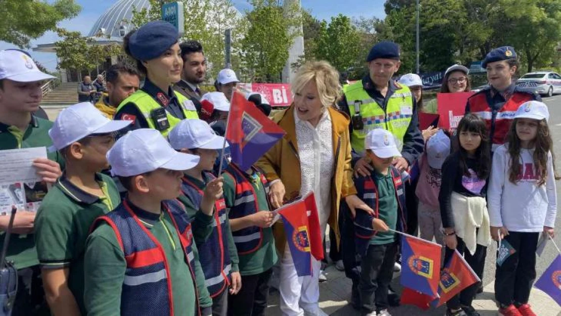 Emel Sayın yayalar için güvenli trafik etkinliğine katıldı