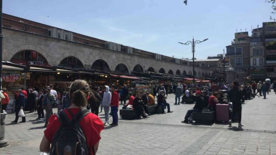 Eminönü'nde bayram alışverişi yoğunluğu yaşanıyor