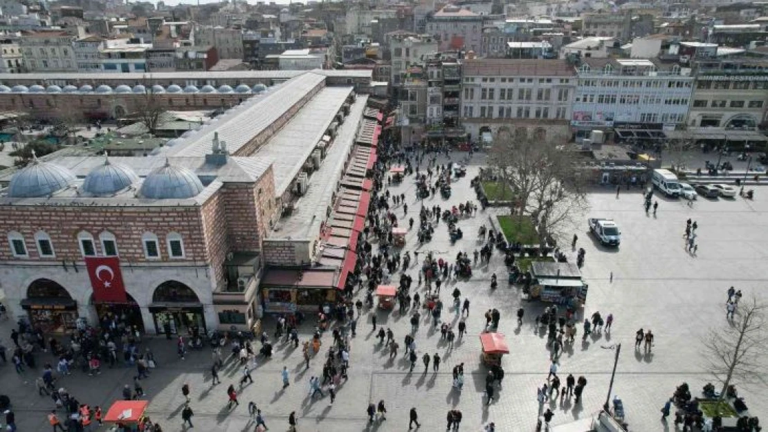 Eminönü'nde ilk iftar öncesi yoğunluk yaşandı