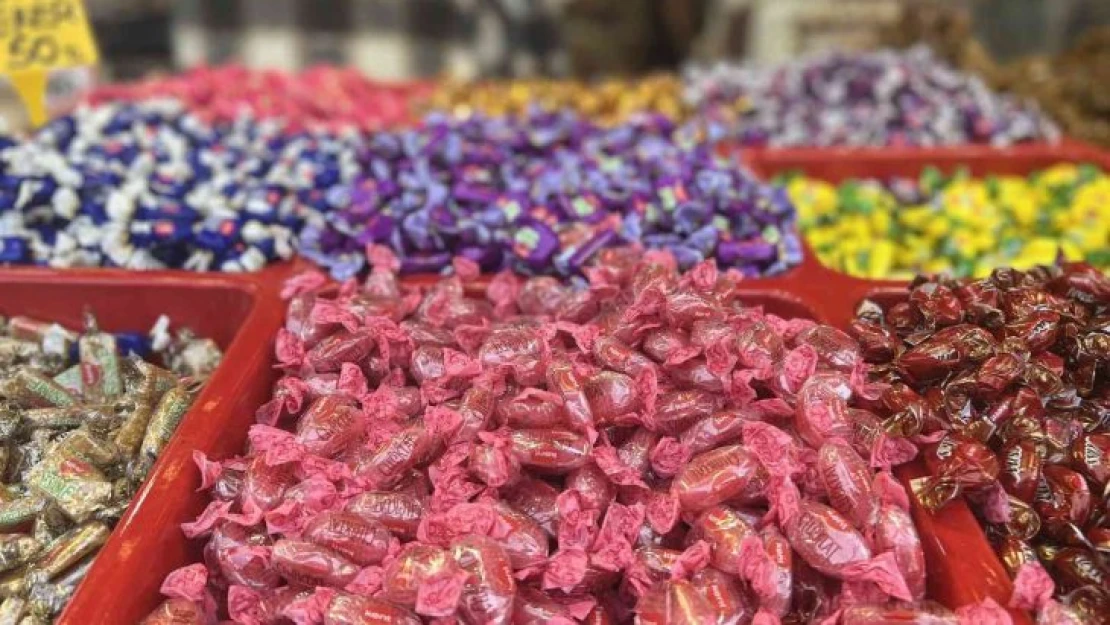 Eminönü'nde rengarenk şeker ve lokumlar tezgahlardaki yerini aldı