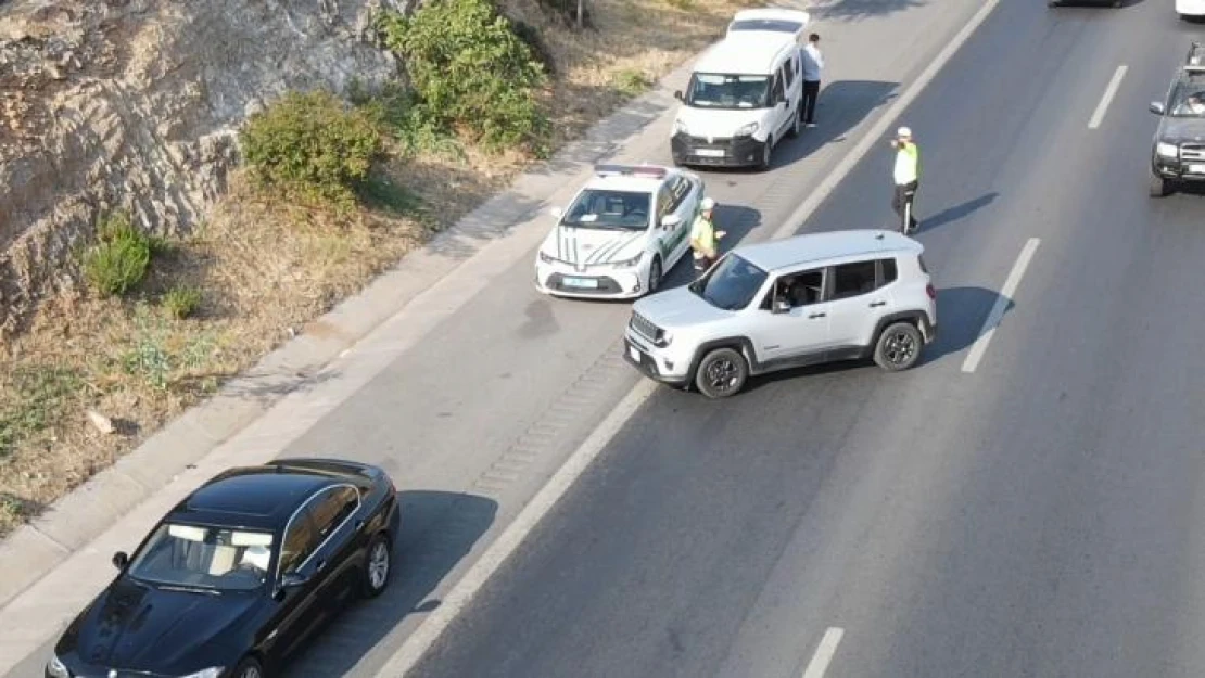 Emniyet şeridi kurnazları polisten kaçamadı