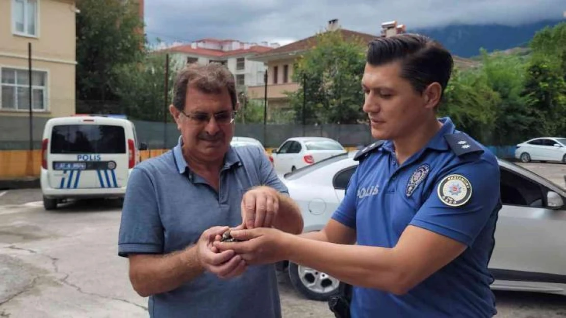 Ender rastlanan halkalı küçük cılıbıt kuşuna polis şefkati