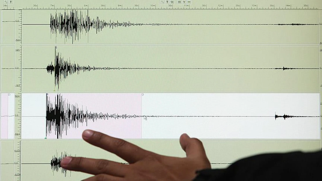 Endonezya'da 6,4 büyüklüğünde deprem