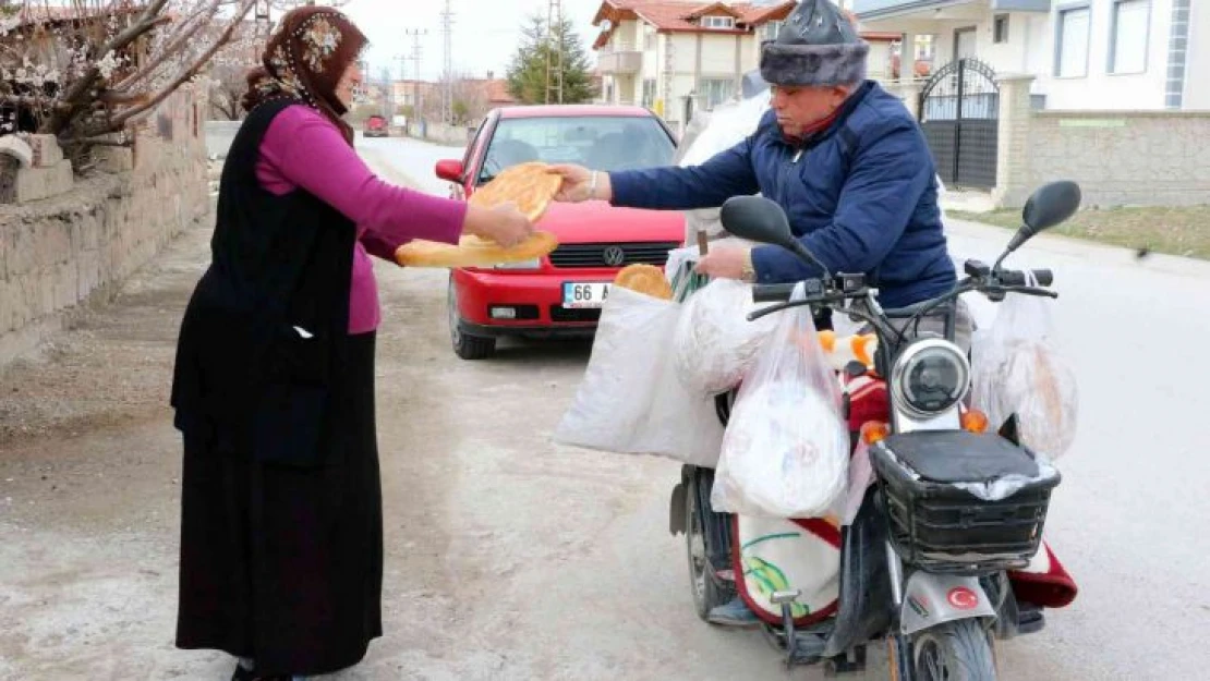 Engelli aracı ile her gün 800 ekmeği 300 aileye ulaştırıyor