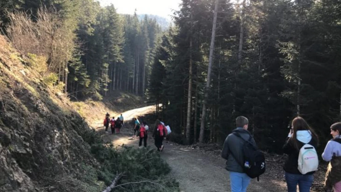 Engelli bireyler farkındalık için çevreyi temizledi