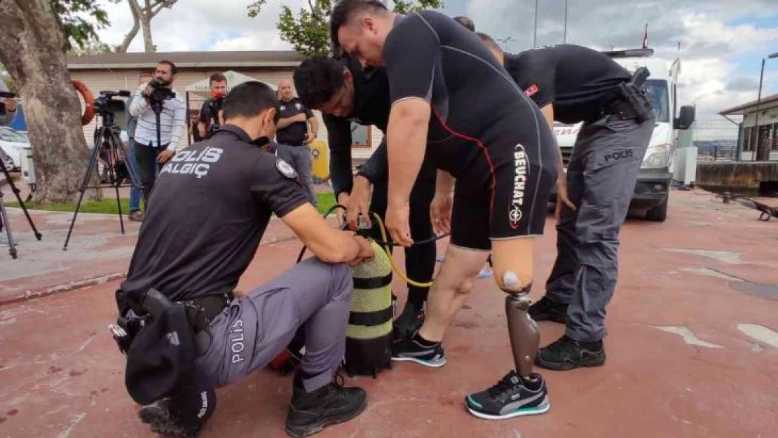 Engelli vatandaşlar, polis dalgıçlarla Haliç'e daldı, çöp topladı