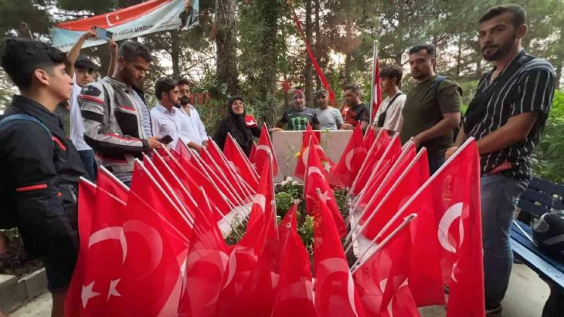 Eren Bülbül'ü korurken 41 kurşunla şehit olan Astsubay Ferhat Gedik'in kabrine 41 Türk bayrağı dikildi