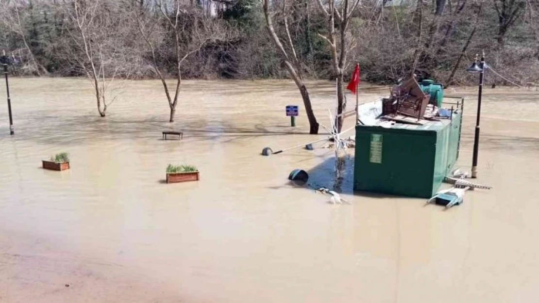 Eriyen kar suları ırmak seviyesini yükseltti