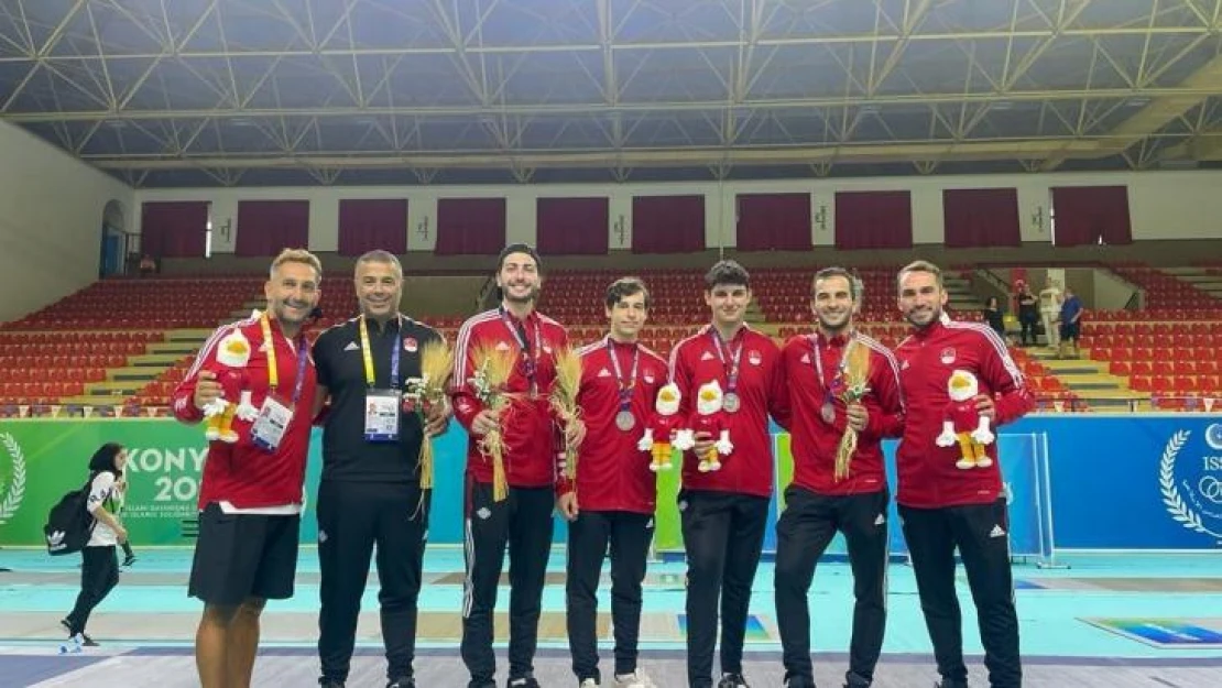 Erkek Kılıç Milli Takımı hem gümüş madalyanın hem de Eskişehirli sporseverlerin takdirini kazandı