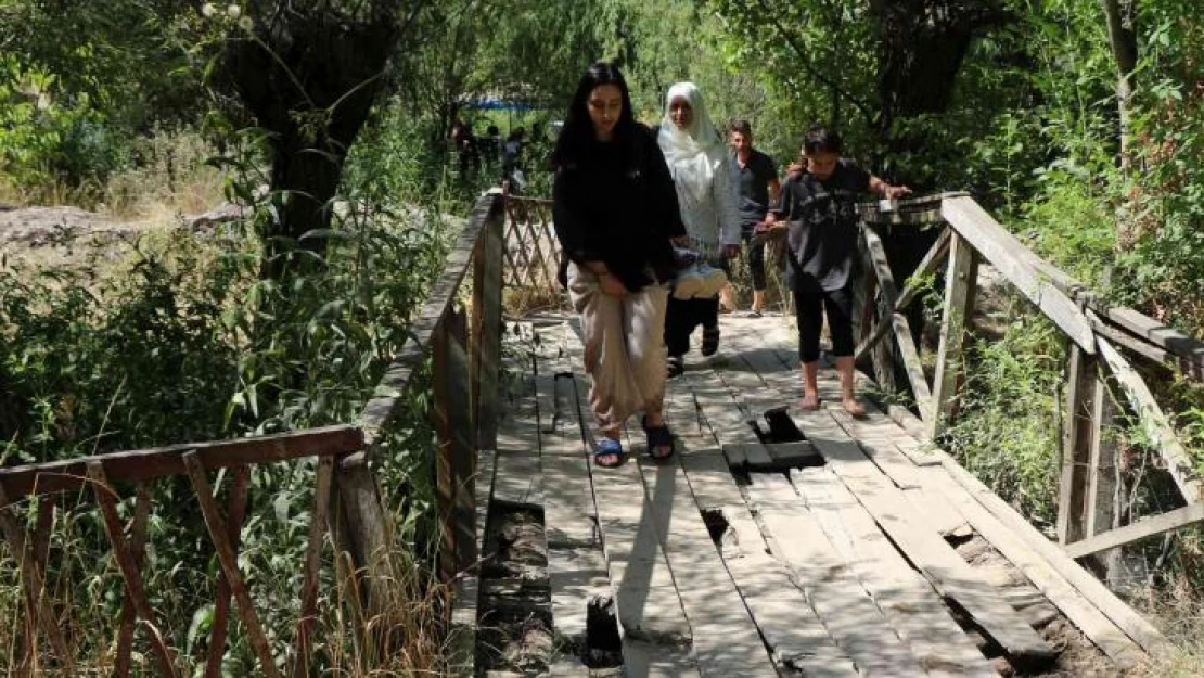 Erzincan'da turistlerin en uğrak yeri Girlevik Şelalesi'nin yolu ve kırık dökük tahta köprüleri tepki topluyor