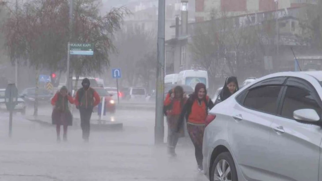 Erzurum'da dolu ve sağanak yağış etkili oldu