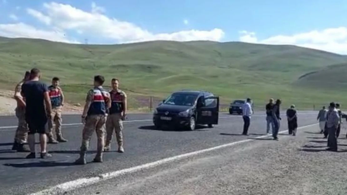 Erzurum'da kaza sonrası köylüler yolu trafiğe kapattı