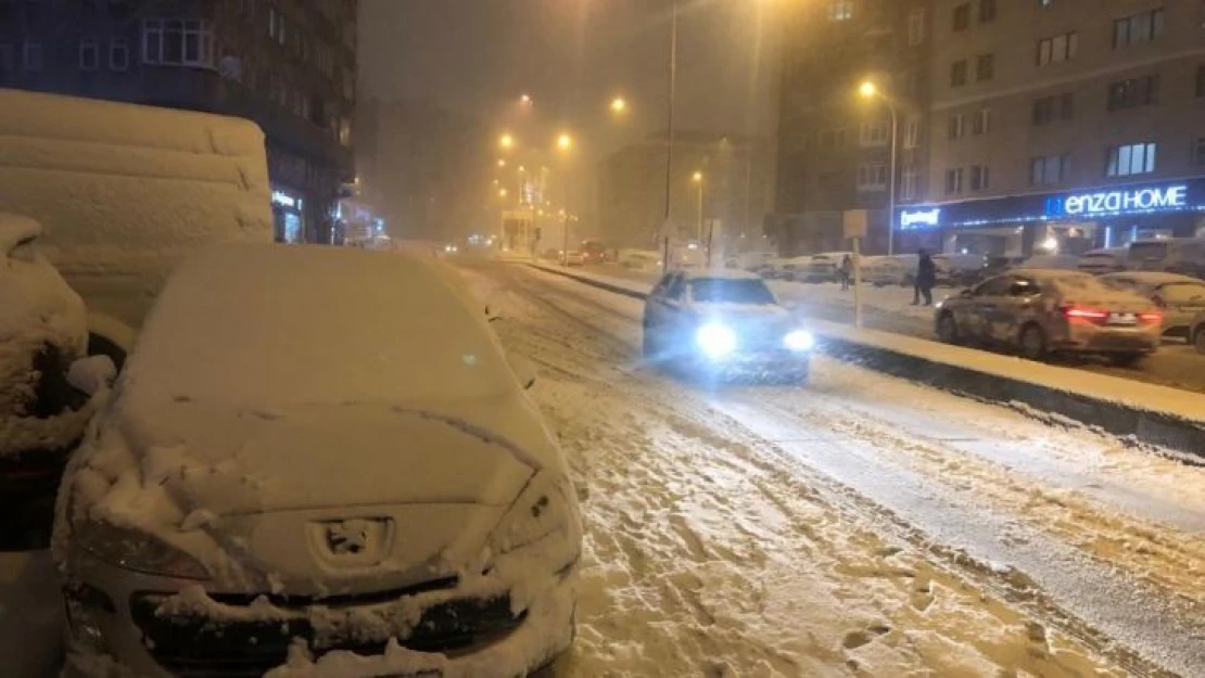 Erzurum'da Nisan ayında yoğun kar yağışı etkili oluyor