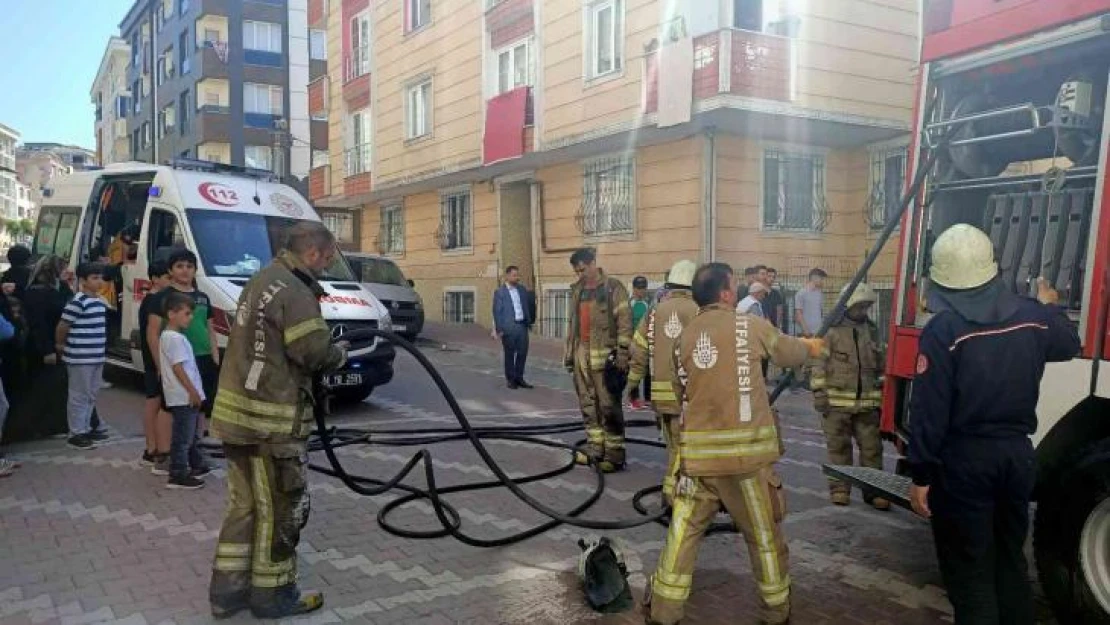 Esenyurt'ta çıkan yangında can pazarı: Binada mahsur kalanlar böyle kurtarıldı