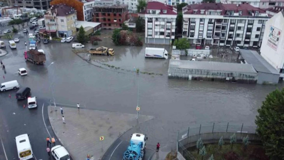 Esenyurt'ta etkili olan sağanak hayatı felç etti