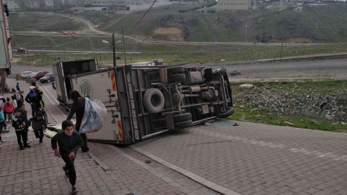 Esenyurt'ta sürücüsünün direksiyon hakimiyetini kaybettiği kamyonet devrildi