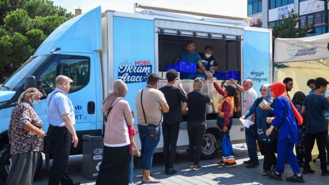 Esenyurt'ta vatandaşlara aşure ikramı