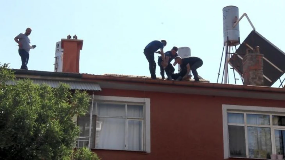 Eşi evi terk etti diye çatıya çıkan kişi, fenalaşınca indirildi