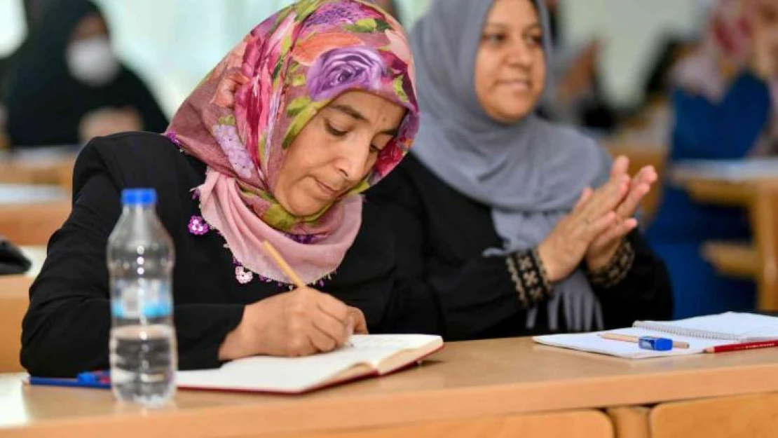 Eşinin asker mektuplarını okumayı hayal etti, 44 yaşında okuma yazma öğrendi