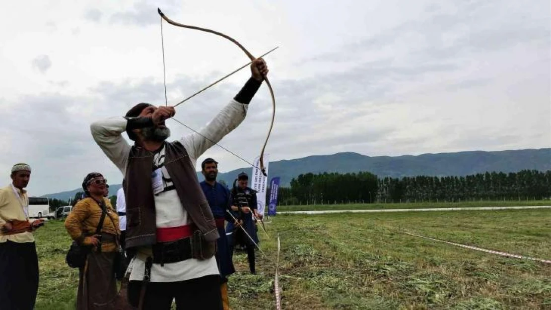 Eski havalimanında en uzak mesafeye ok atmak için yarıştılar