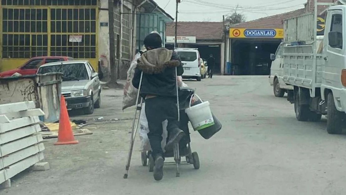 Eskişehir'de 15 yaşındaki çocuk tek ayağıyla sokak sokak geri dönüşüm topluyor