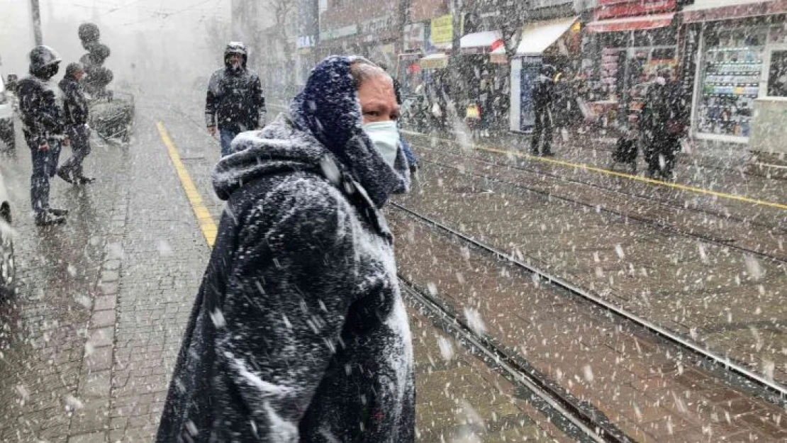 Eskişehir'de şaşırtan yoğun kar yağışı