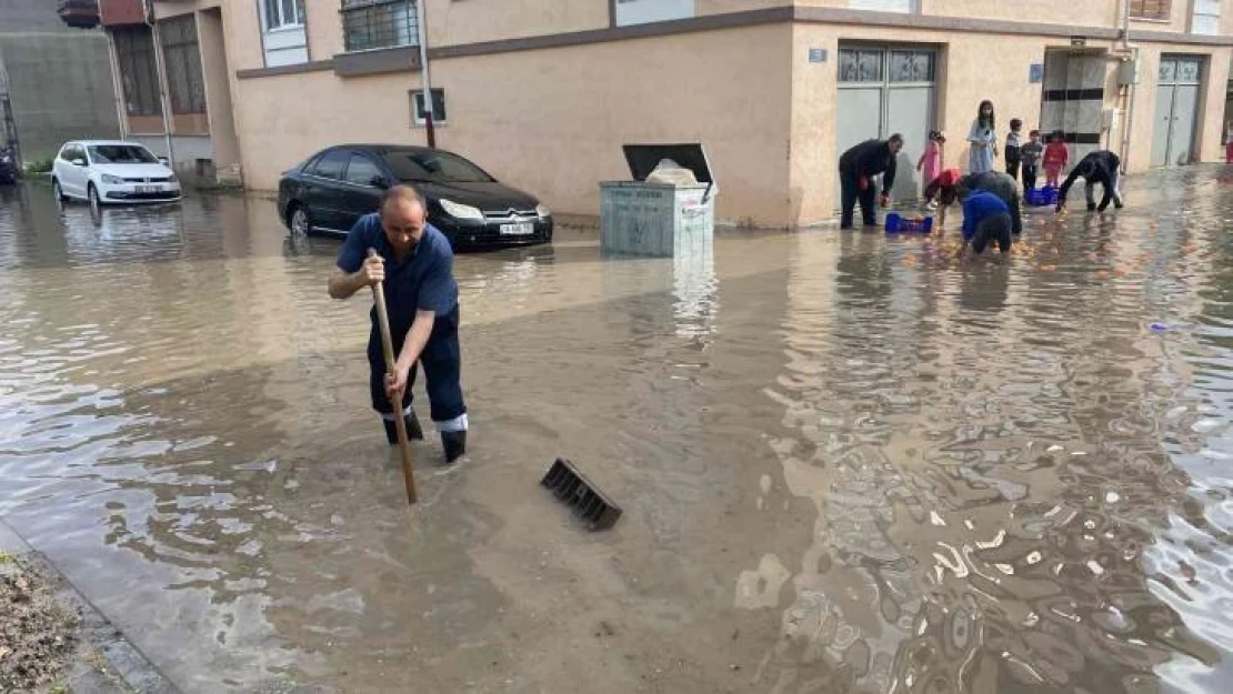 Eskişehir'de yollar göle döndü, küreği alan vatandaş rögara koştu