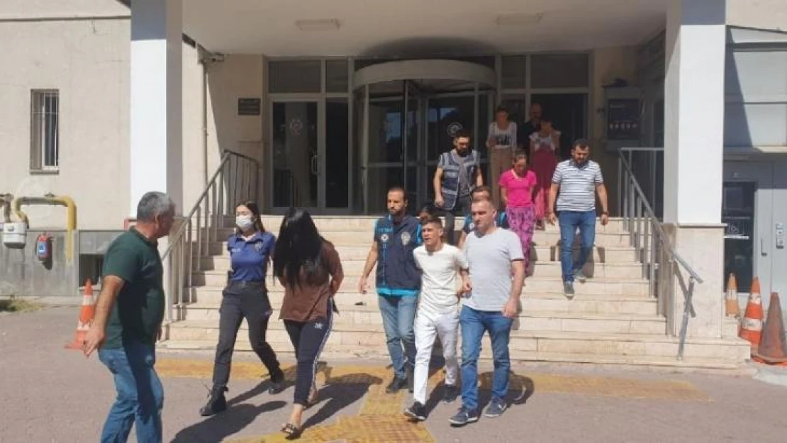 Ev faresi kadınlar önce kameraya sonra polise yakalandı