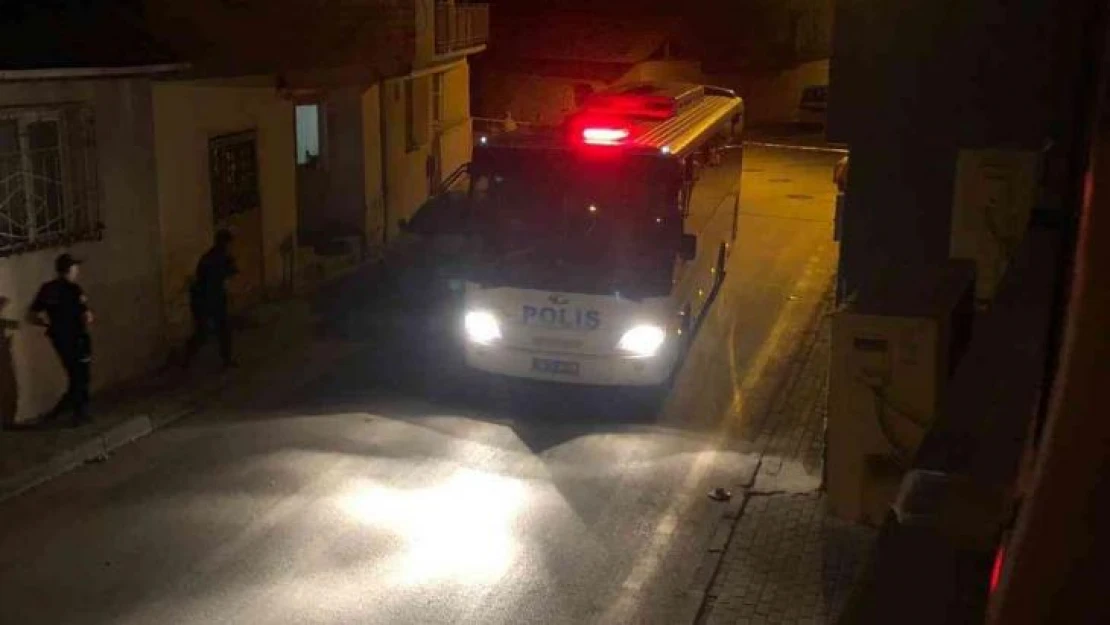 Ev sahibi ile kavga eden kiracı müdahale eden polisi vurup intihar etti