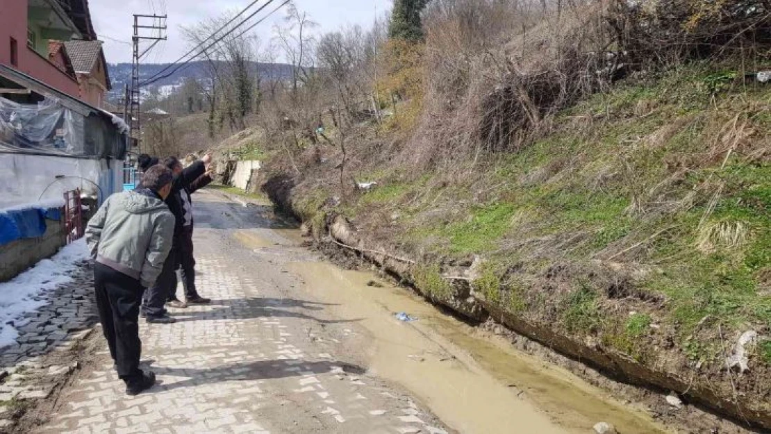 Evler için tehlike oluşturan heyelan, set olarak çekilen duvarları yıktı