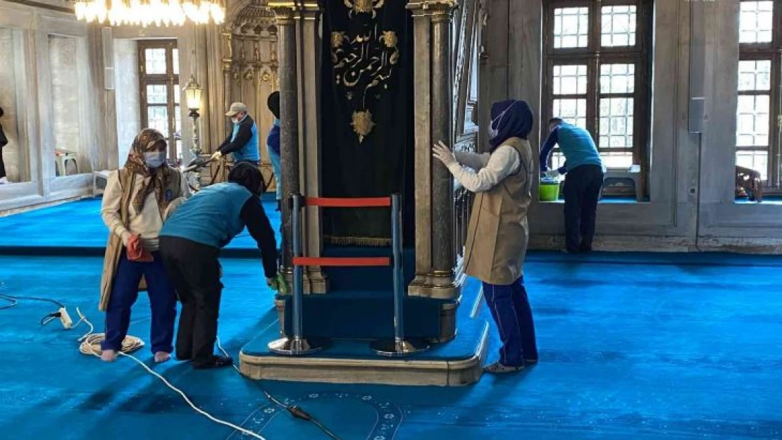 Eyüp Sultan Camii ve Meydanı gül suyu ile yıkandı