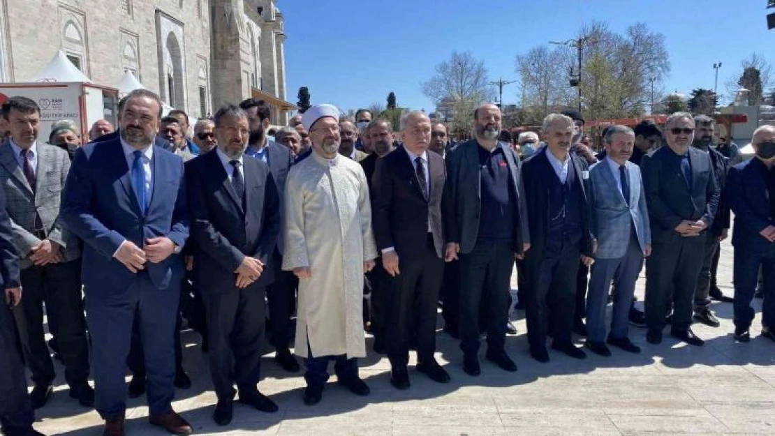 Fatih Camii avlusunda 39. Kitap ve Kültür Fuarı açıldı