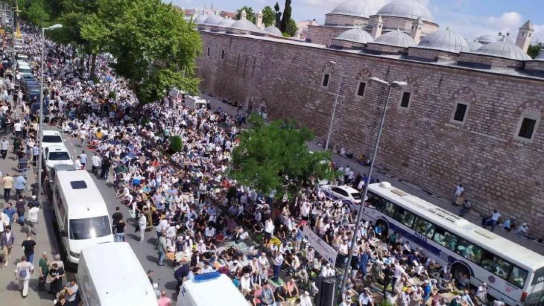 Fatih'te 'Mahmut Ustaosmanoğlu' yoğunluğu: Binlerce kişi camiye akın etti