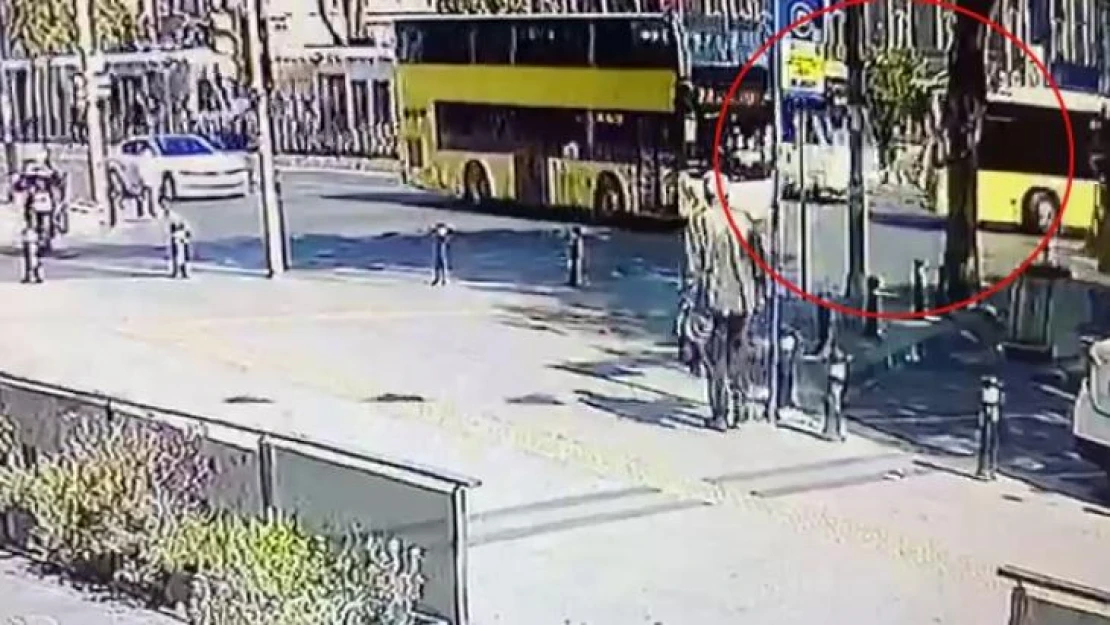 Fatih'te tramvay ile İETT otobüsün çarpıştığı kaza anı kamerada