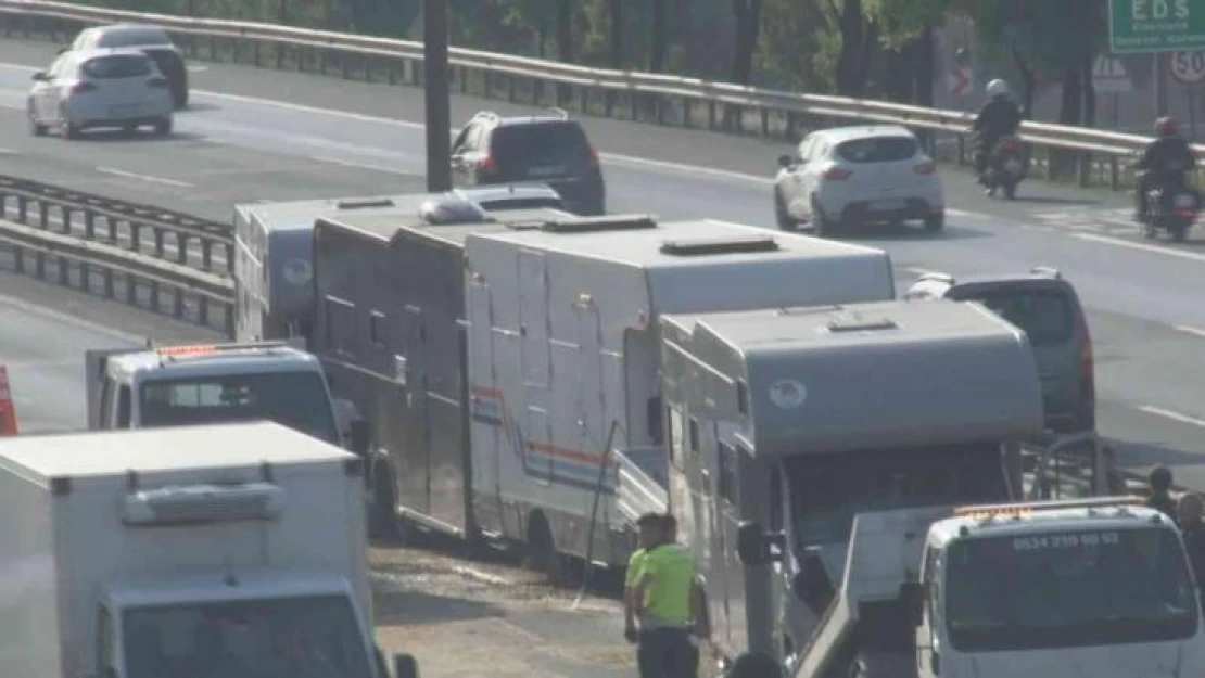 Film çekimine giden karavan zincirleme trafik kazasına neden oldu