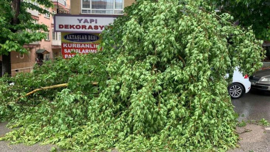 Fırtınada devrilen araç iki otomobilin üzerine düştü