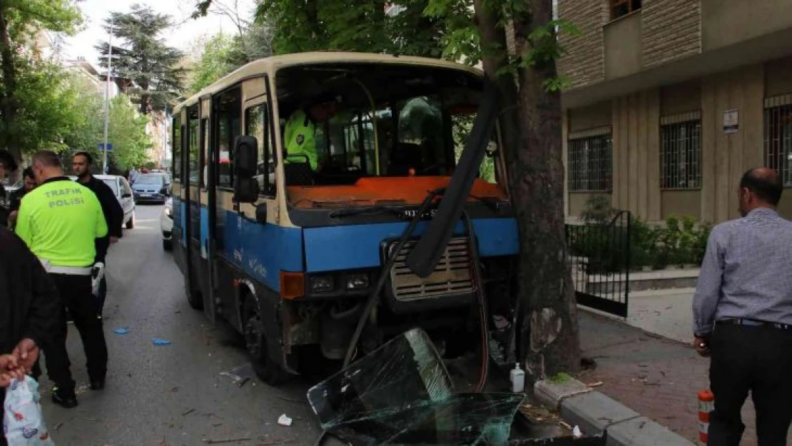 Freni arızalanan minibüs ağaca çarptı: 5 yaralı