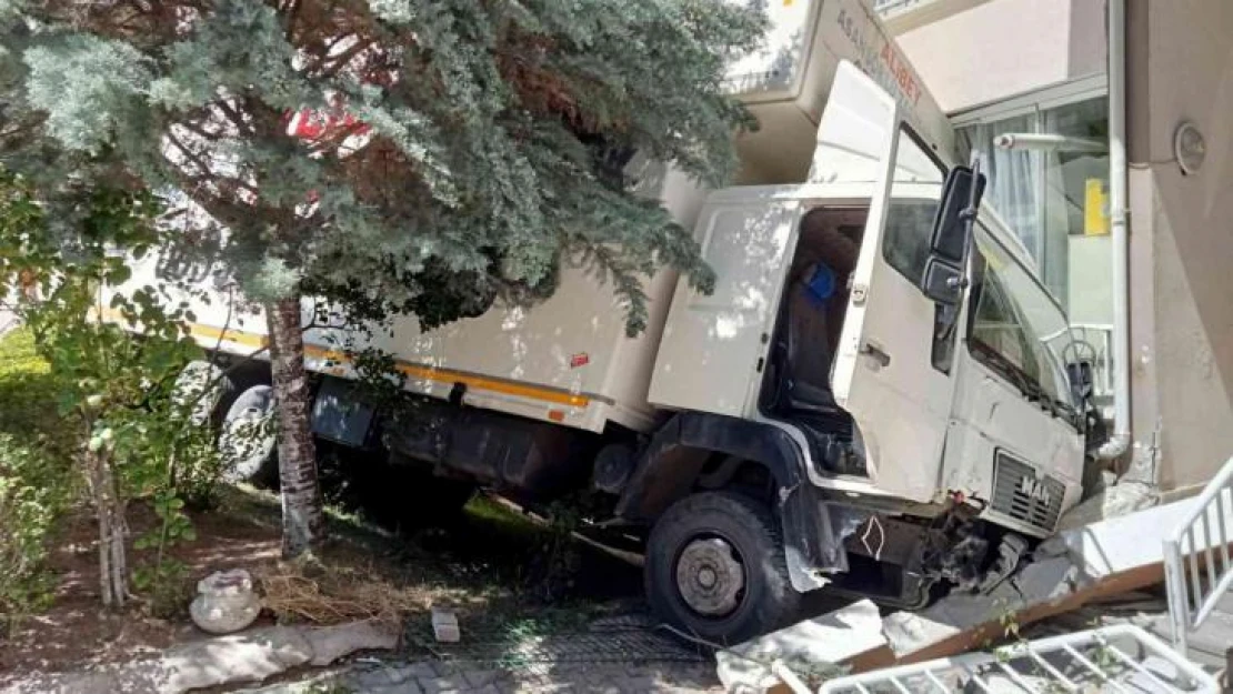 Freni arızalanan nakliye kamyonunun bina boşluğuna düşüş anı kamerada