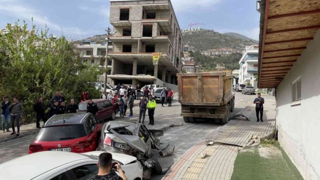 Freni boşalan hafriyat kamyonu 8 araca hasar verdi