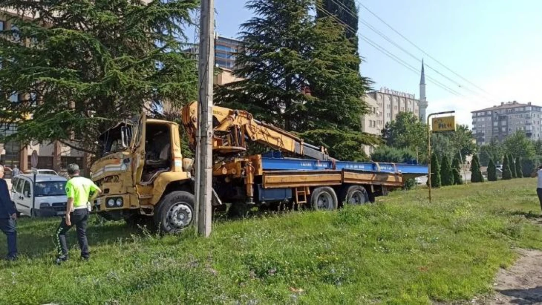 Freni boşalan iş makinesi, yayalara çarptı: 2 ölü, 1 yaralı