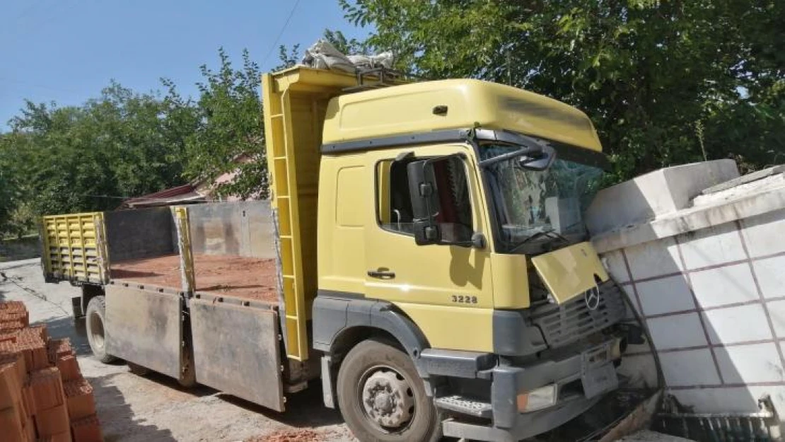 Freni boşalan kamyon cami avlusuna daldı: 1 yaralı