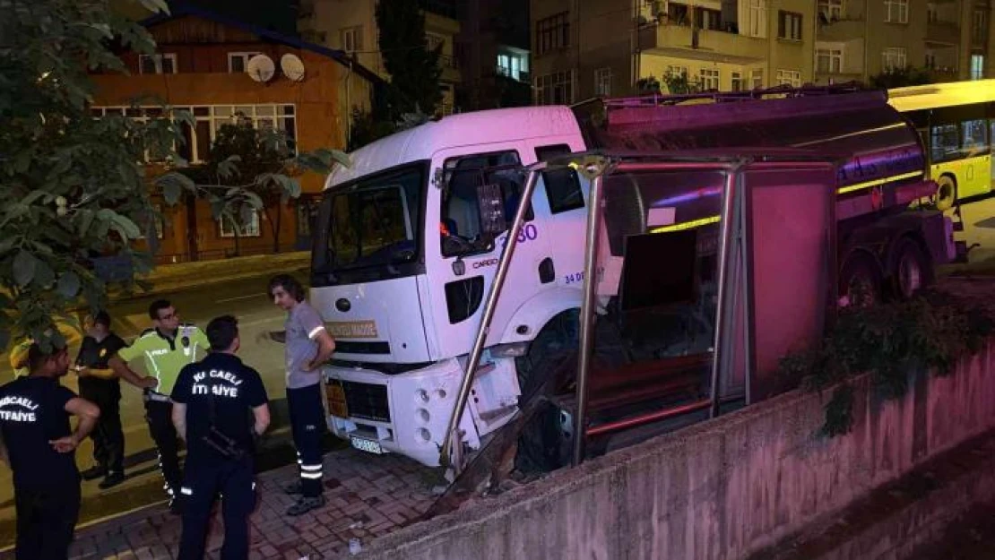 Freni boşalan tanker otobüs durağına daldı