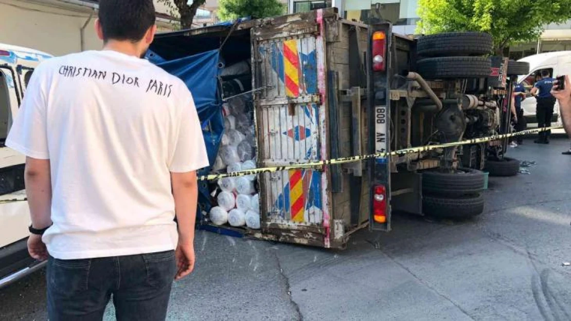 Freni patlayan kamyon minibüsün üzerine devrildi: 1 yaralı