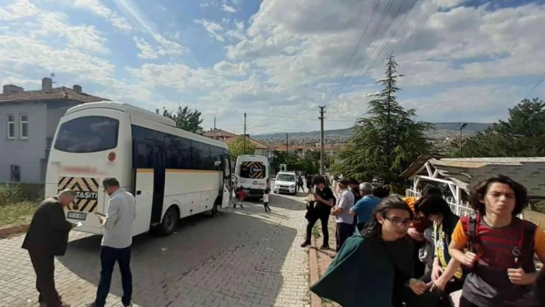 Freni patlayan midibüs 4 lise öğrencisine çarptı