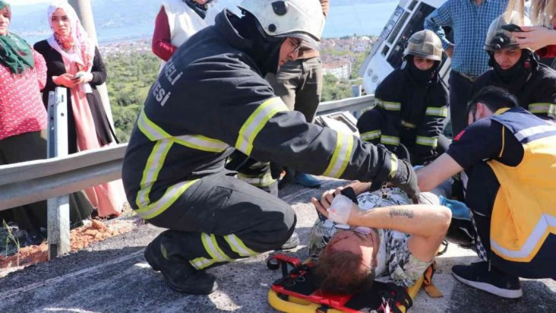 Freni tutmayan çekici, üzerindeki iş makinesiyle birlikte devrildi