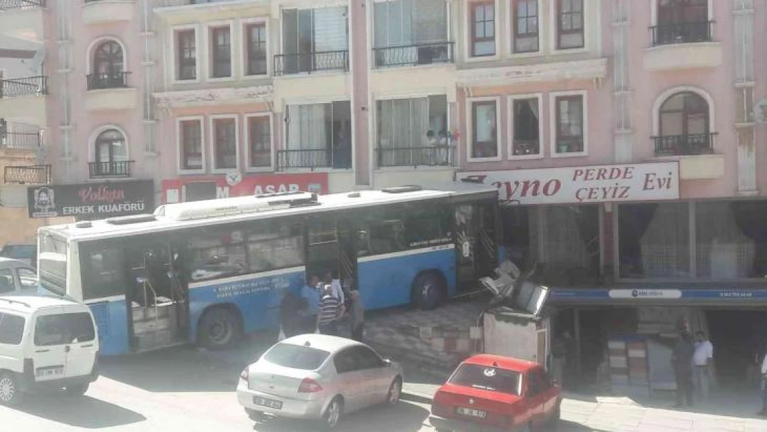 Frenleri arızalanan belediye otobüsü dükkana daldı