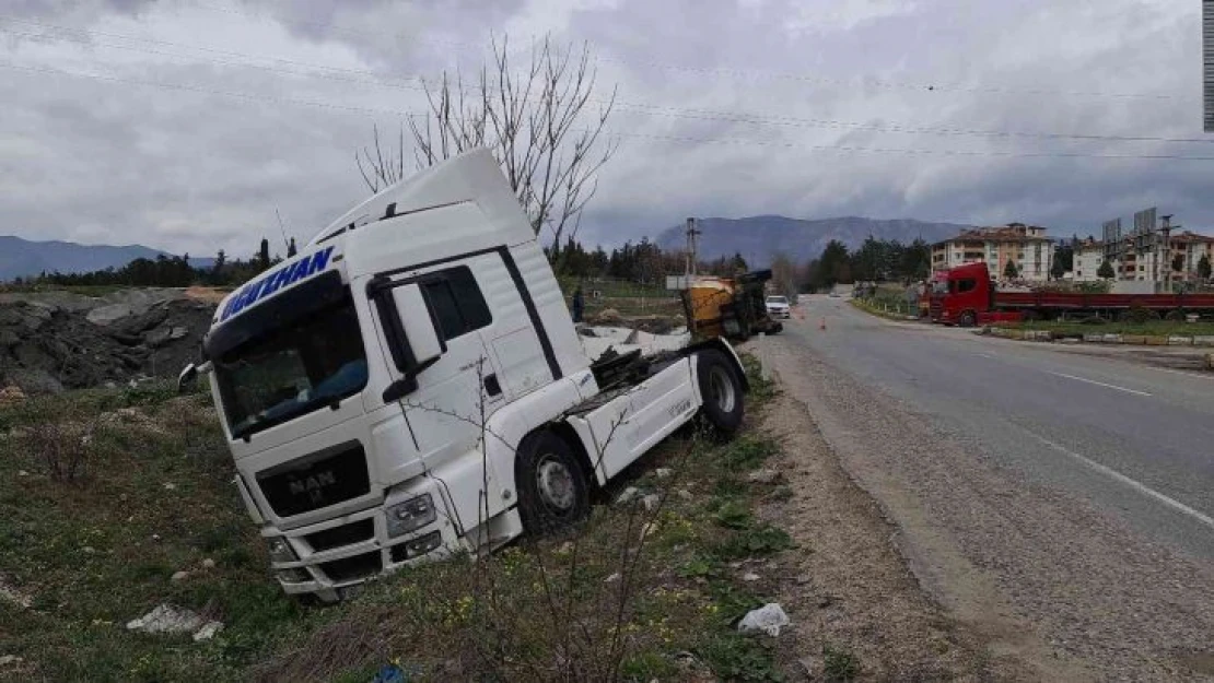 Frenleri boşalan cam madeni yüklü tır devrildi