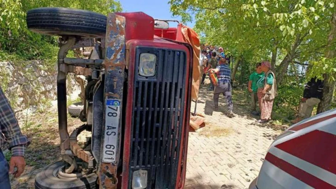 Frenleri boşalan kamyonet devrildi: 6 yaralı